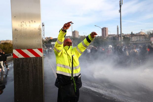 Efectele extinderii certificatului verde COVID în Italia: proteste, cozi la testare și creștere ușoară a vaccinării