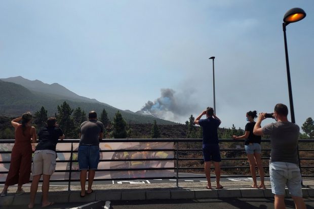 Turism vulcanologic în La Palma. Curioșii merg pe insula spaniolă să vadă cu ochii lor erupția vulcanului Cumbre Vieja