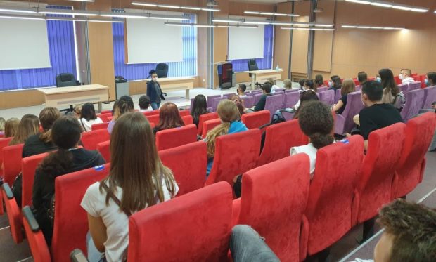 Instanța a decis că studenţii la medicină din Târgu Mureş pot merge la cursuri fără dovada vaccinării, testării sau a trecerii prin boală