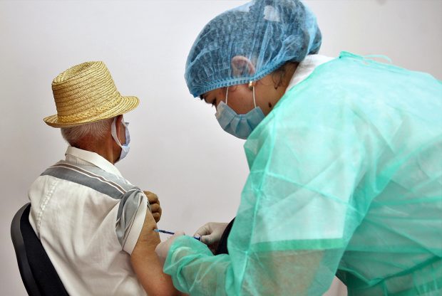 Peste 7 milioane de români, vaccinați cu prima doză. Campania de imunizare începe însă să stagneze