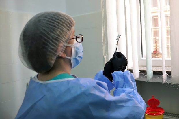 Aproape 17.000 de persoane s-au vaccinat anti-COVID, dintre care circa un sfert sunt la prima doză