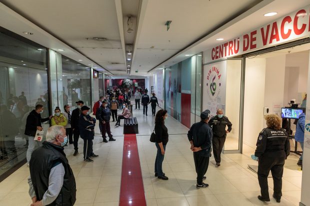Raed Arafat, precizări despre accesul în mall din 25 octombrie. Ce se întâmplă cu nevaccinații care vor să se imunizeze în mall