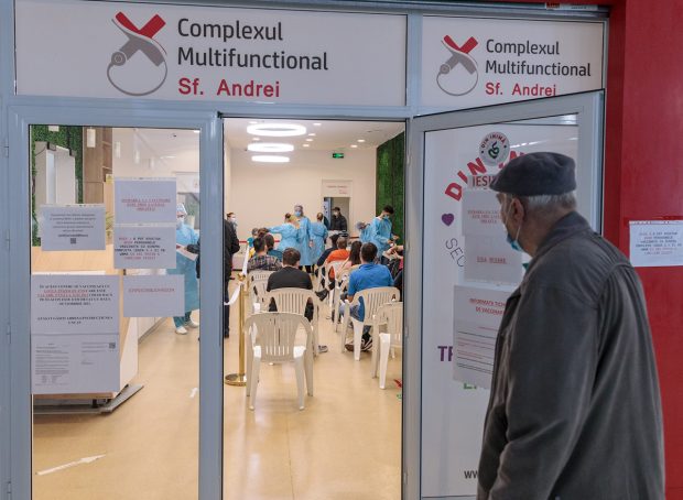 Numărul vaccinărilor a luat-o iar în jos. Scădere de 30.000 de persoane imunizate față de recordul de miercuri