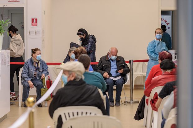 Cum a reușit o cafenea să-și convingă clienții să se vaccineze: „I-am așteptat de la vaccinare cu paracetamol în loc de bere”