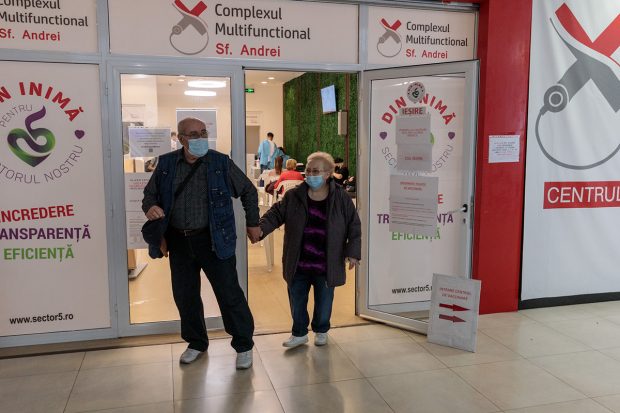 Scade iar numărul de vaccinări, după două zile cu recorduri. Cum arată graficul imunizărilor