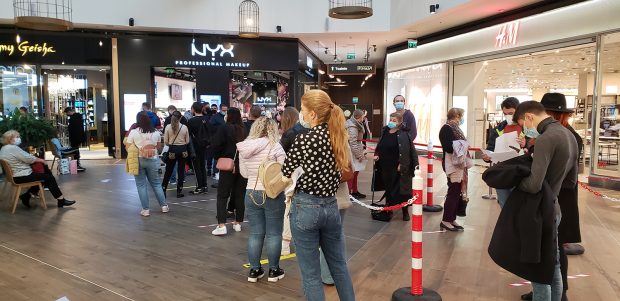 Centrul de vaccinare din mall-ul Park Lake, aglomerat aproape zilnic. „S-a stat și câte trei ore la coadă”