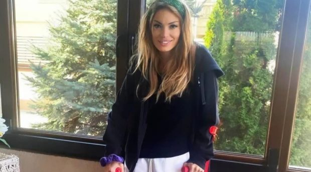 FOTO. Valentina Pelinel, în cârje. „Sunt pe mâini bune, dar e nevoie de răbdare multă”