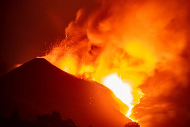 Erupția vulcanului din La Palma s-a intensificat și a dat naștere unui „tsunami de lavă”