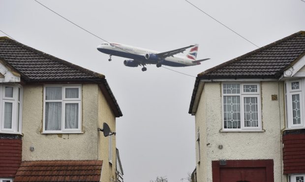 Un britanic a reclamat la Consiliul Local faptul că un avion i-a umplut curtea de deșeuri