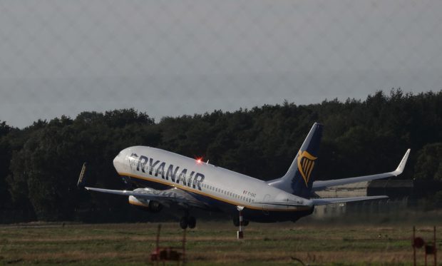 Un șofer beat a pătruns pe pista unui aeroport din Germania și a fost evitat în ultima clipă de un avion care ateriza