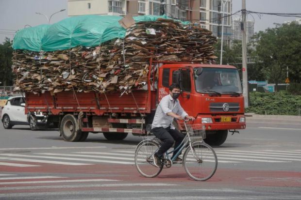 China raționalizează motorina. Șoferii de camioane așteaptă zile întregi pentru a putea alimenta cu combustibil