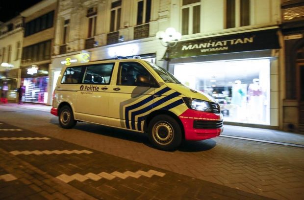 Cinci români, acuzați de luare de ostatici și tortură, în Belgia. Poliția a intervenit cu un vehicul blindat