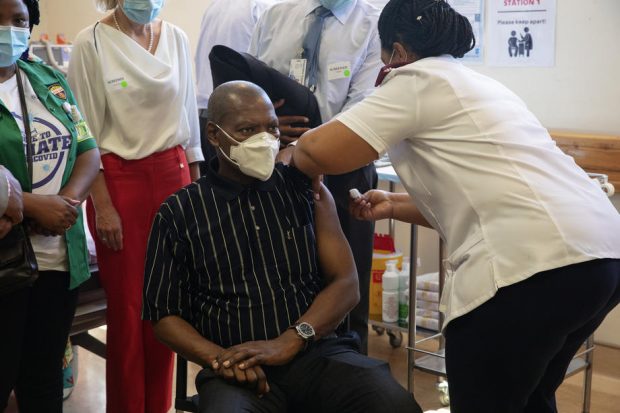 „Nu ne mai putem baza pe marile puteri să vină să ne salveze”. Cum încearcă Africa să obțină vaccinul anti-COVID