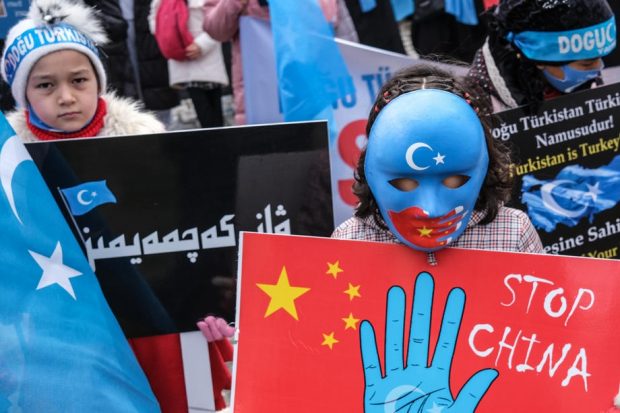 „Loviți-i până când vor cădea pe podea”. Un fost torționar povestește cum sunt chinuiți prizonierii uiguri în China