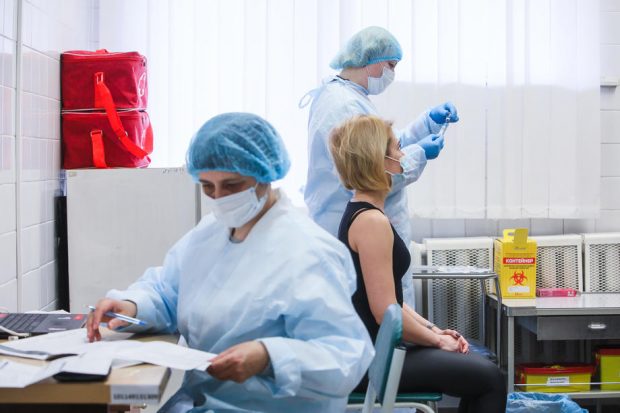 Profesorii și funcționarii din Ucraina vor fi obligați să se vaccineze anti-COVID-19. Cine nu se imunizează va fi suspendat