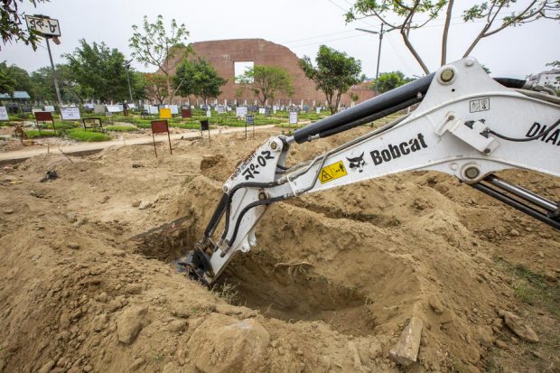 Groparii din Botoșani, copleșiți de numărul de decese. „Am închiriat un excavator. A fost o situație de forță majoră”