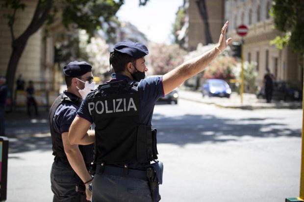Doi români, acuzați că au provocat o explozie într-un bloc din Italia după ce au montat o mobilă de bucătărie. Doi oameni au murit