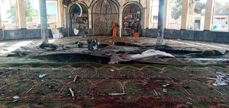 Atacul cu bombă asupra unei moschei din Afganistan, revendicat de ISIS. Cel puțin 50 de persoane au fost ucise