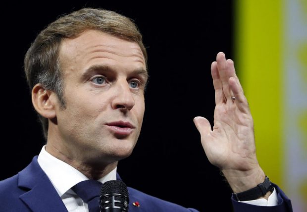 Președintele Macron avertizează că le va da „bătăi de cap” francezilor nevaccinați