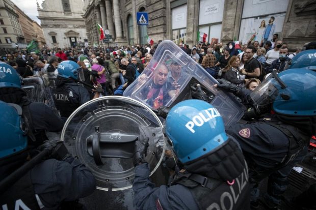 Proteste violente la Roma împotriva obligativității certificatului verde COVID la locul de muncă