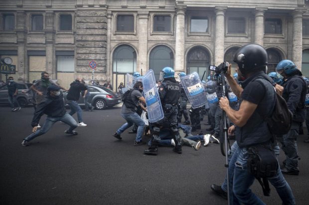 Liderii unui partid de extremă dreapta din Italia, arestați după protestele antivaccin
