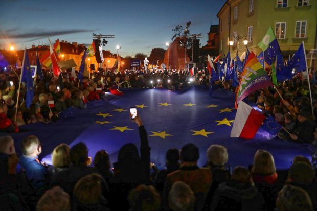 Proteste masive în Polonia după decizia Curţii Constituţionale care contestă „întâietatea dreptului european în faţa celui naţional”