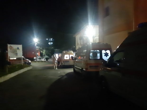 Pacienți consultați în ambulanțe, în fața spitalului de Boli Infecțioase din Iași, rămas fără locuri. „Lupta cu virusul a fost pierdută”