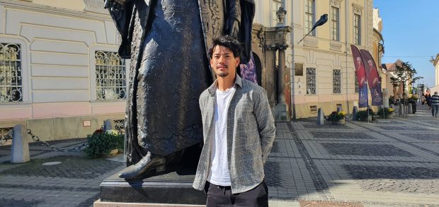 Cum trăiește un japonez mutat de patru luni la Sibiu. „În București auzi tot timpul «Bă, bă!» și «Tiiii!». Aici, nimic”. Ceva îl scoate din sărite și în Ardeal