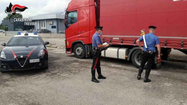 Bătaie cu bare de fier și cuțite între doi șoferi români de TIR, într-o parcare din Italia