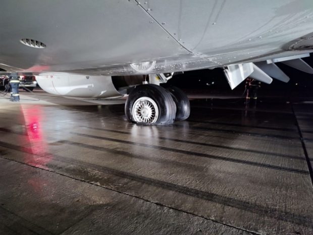 Trenul de aterizare al unui avion a luat foc pe Aeroportul din Cluj