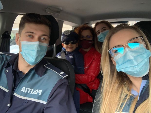 Un băiețel de 5 ani din București s-a trezit cu trei echipaje de poliție la ușă de ziua lui. Mama sa: „Ștefan face închisori din lego unde îi pune pe infractori”