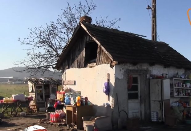 Doi copii din Arad bătuți de mamă și trimiși la cerșit, luați în regim de urgență de DGASPC