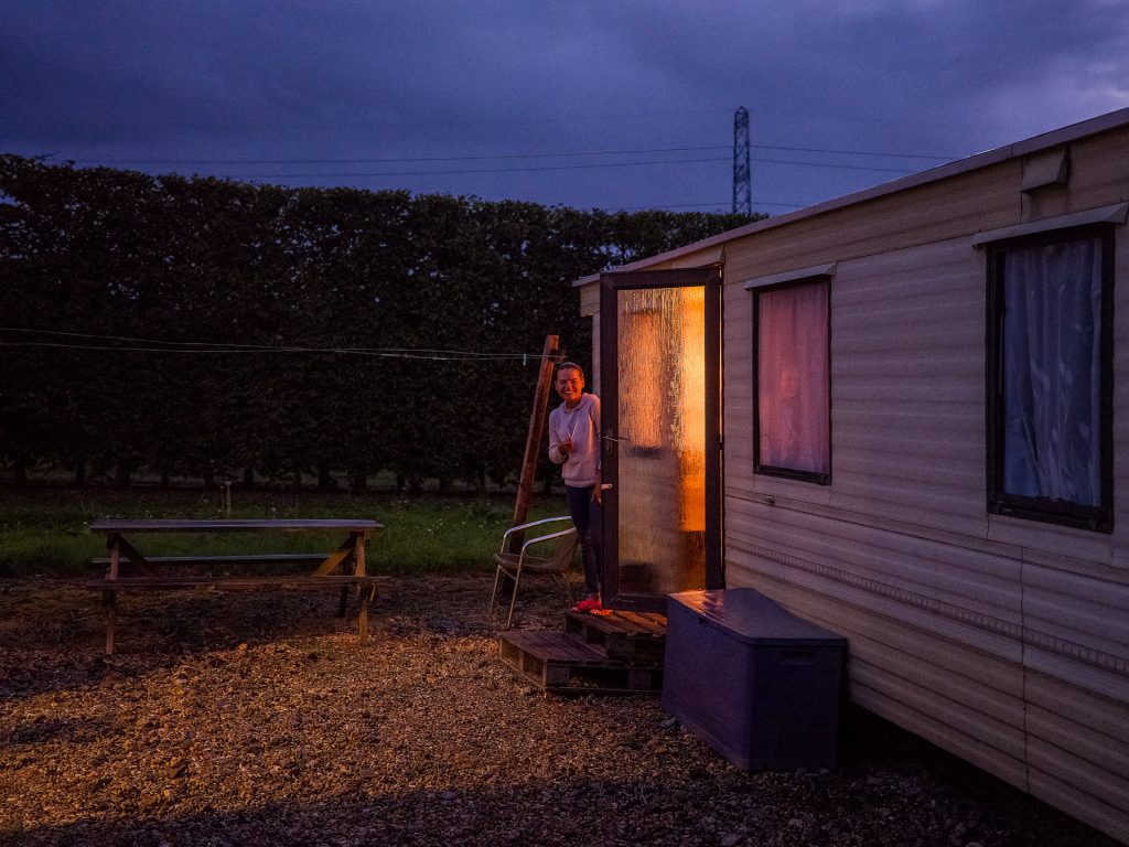 Imagini și povești inedite din interiorul fermelor din UK. Muncitorii români: „Ne lipsește familia și simțim că facem prea multe joburi”