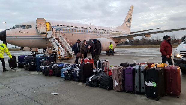 „Suspiciune înaltă pentru varianta Omicron” la două dintre cele trei persoane confirmate cu COVID după repatrierea din Africa de Sud