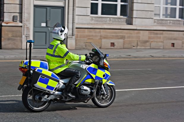 Un polițist britanic a obținut o sumă uriașă pretinzând vreme de doi ani că „nu poate ridica nici măcar un ibric”. Apoi autoritățile s-au uitat în telefonul său