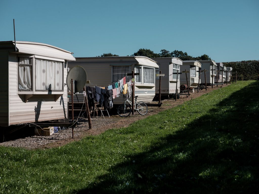 Imagini și povești inedite din interiorul fermelor din UK. Muncitorii români: „Ne lipsește familia și simțim că facem prea multe joburi”