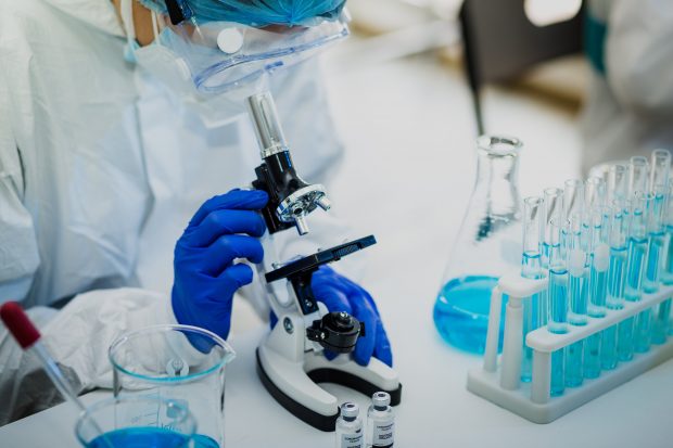 Un cercetător român la Oxford explică de ce varianta sud-africană poate să afecteze răspunsul imunitar la vaccin