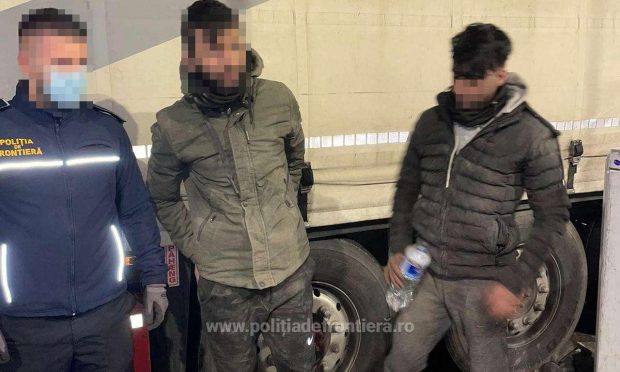 Trei afgani și un pakistanez au călătorit din Turcia până în România ascunși pe osiile unei semiremorci