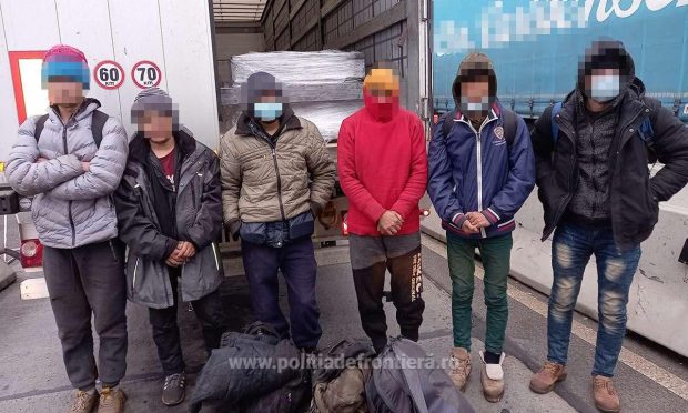 27 de migranți afgani ascunși în două TIR-uri, depistați de polițiștii de frontieră
