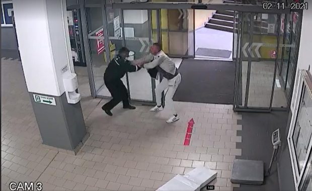 VIDEO | Polițist local din Vaslui, bătut de un bărbat căruia îi atrăsese atenția că trebuie să poarte mască