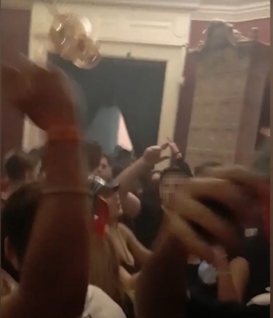 Cum organizează un colaborator al Poliției, în mijlocul pandemiei, petreceri „fără vaccin” și „fără test COVID” pentru liceeni în București