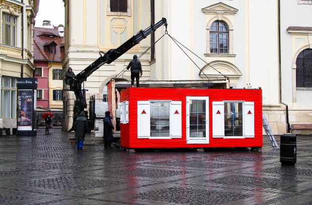Căsuța lui Moș Crăciun din Piața Mare din Sibiu, transformată în centru de vaccinare, înaintea sărbătorilor de iarnă