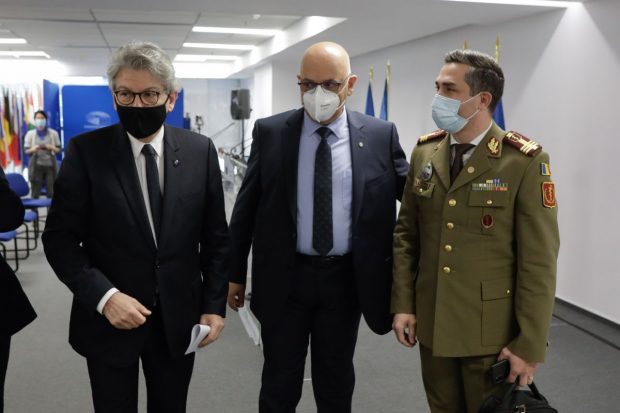 Comisar european, în vizită la București. „Este important să fie votat certificatul verde. E nevoie de curaj politic
