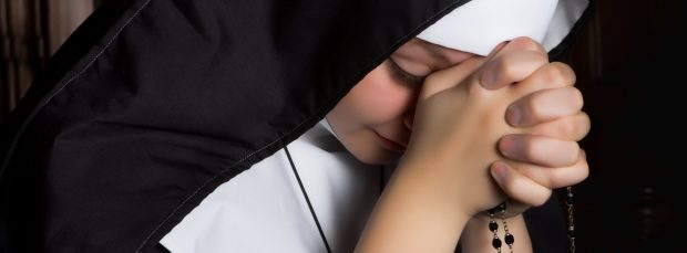O falsă călugăriță, reținută de polițiștii bistrițeni, după ce a primit de la o tânără 350.000 de lei pentru „dezlegări și rugăciuni”