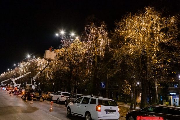 A început montarea decorațiunilor de Crăciun în București. Care sunt primele străzi împodobite