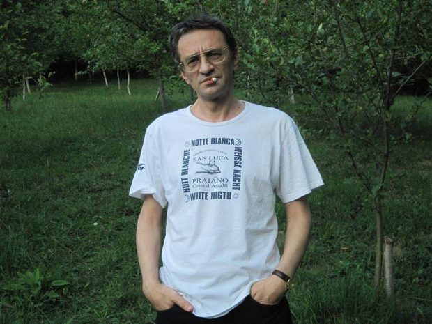 Interviu cu scriitorul Răzvan Petrescu: „Ne-am obişnuit cu răul și am ajuns să facem mişto de el. Dacă morții de Covid ar zăcea pe străzi, am trece pe lângă cu ochii-n telefon”