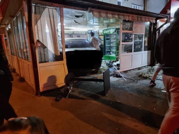 Accident rutier la Bârlad. Un tânăr de 18 ani care abia își luase permisul a intrat cu mașina într-un bar