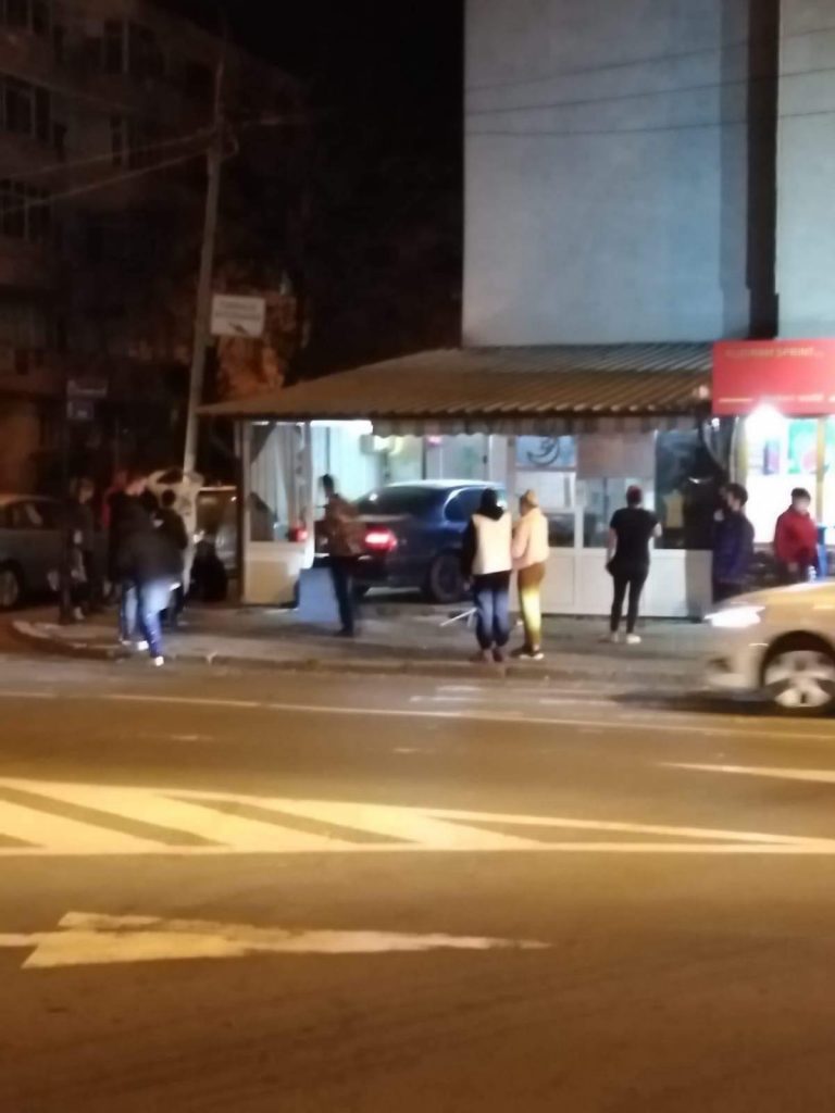 Accident rutier la Bârlad. Un tânăr de 18 ani care abia își luase permisul a intrat cu mașina într-un bar