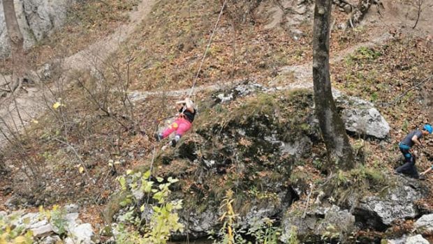 Femeie accidentată pe un traseu din Cheile Râșnoavei, salvată pe corzi de jandarmii montani