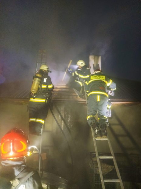 Un tânăr din Huși, rănit grav în urma unui incendiu. Doi militari l-au scos din casa cuprinsă de flăcări